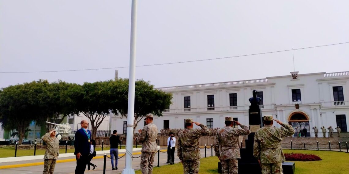 Ceremonia de izamiento del pabellón nacional