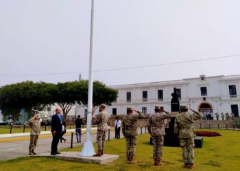 Ceremonia de izamiento del pabellón nacional