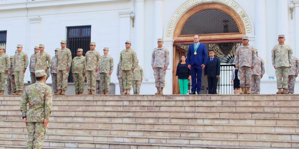 Ceremonia de izamiento del pabellón nacional