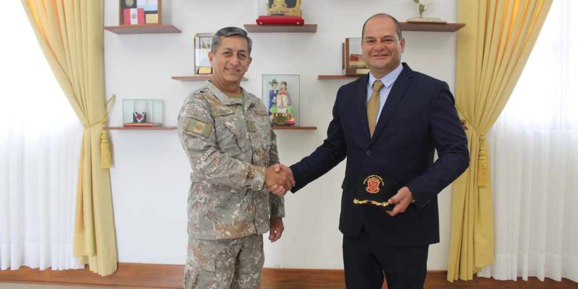 Ceremonia de izamiento del pabellón nacional