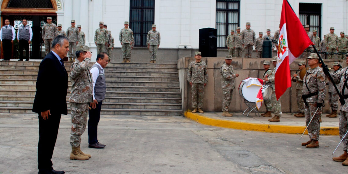 Jefe institucional del CENEPRED participó de la ceremonia de izamiento del pabellón nacional realizado en la ESGE-EPG
