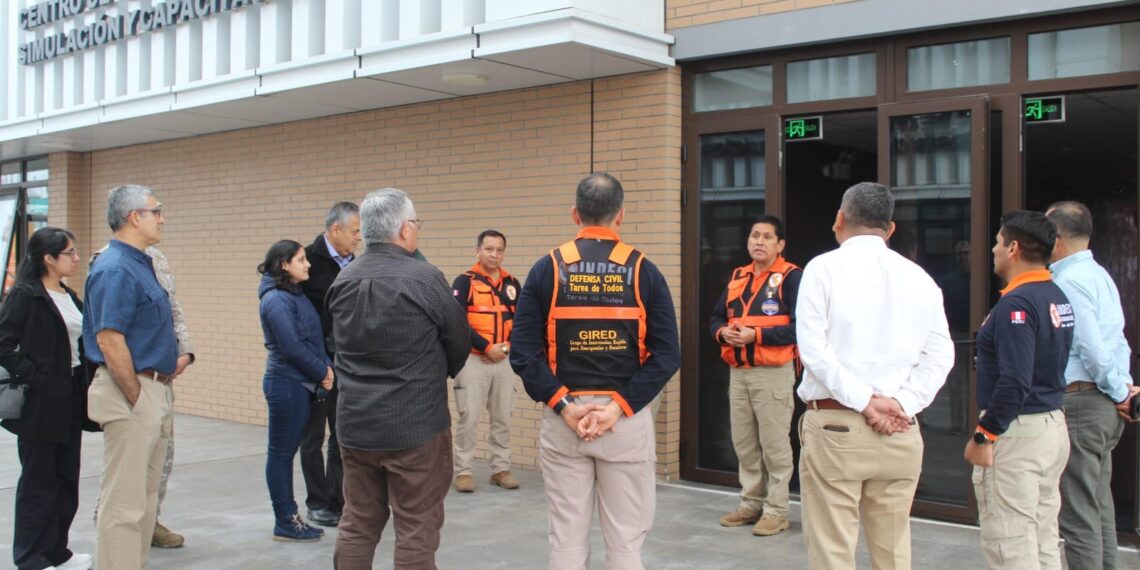 Alumnos del V Diplomado en Gestión de Riesgo de Desastres visitan el COEN