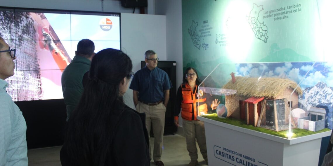 Alumnos del V Diplomado en Gestión de Riesgo de Desastres visitan el COEN