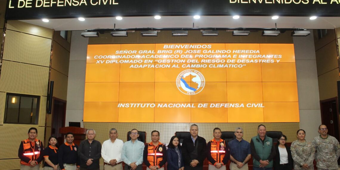 Alumnos del V Diplomado en Gestión de Riesgo de Desastres visitan el COEN