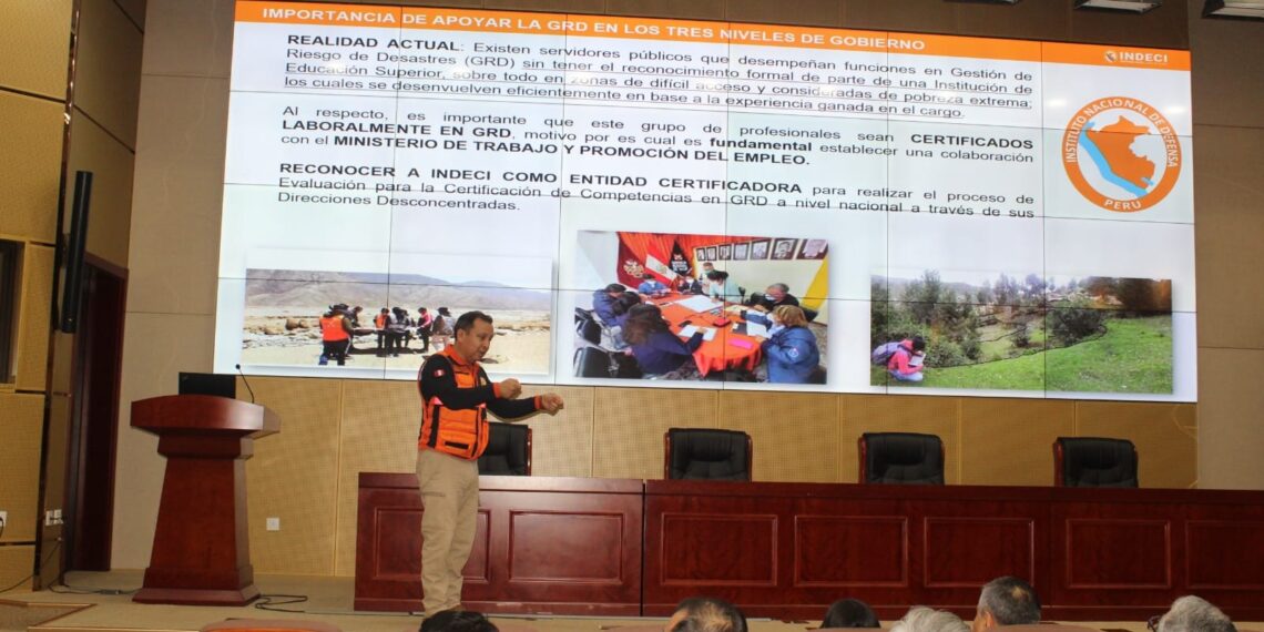 Alumnos del V Diplomado en Gestión de Riesgo de Desastres visitan el COEN