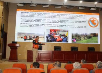 Alumnos del V Diplomado en Gestión de Riesgo de Desastres visitan el COEN