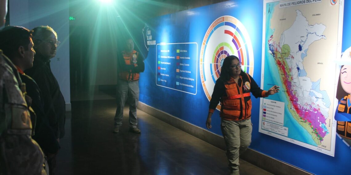 Alumnos del V Diplomado en Gestión de Riesgo de Desastres visitan el COEN