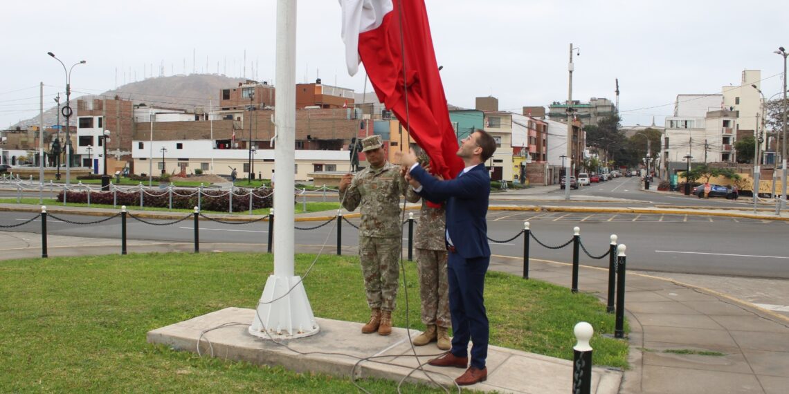Representante en Perú de KONRAD ADENAUER STIFTUNG participó de la ceremonia de izamiento del pabellón nacional realizado en la ESGE-EPG