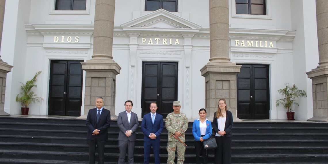 Representante en Perú de KONRAD ADENAUER STIFTUNG participó de la ceremonia de izamiento del pabellón nacional realizado en la ESGE-EPG