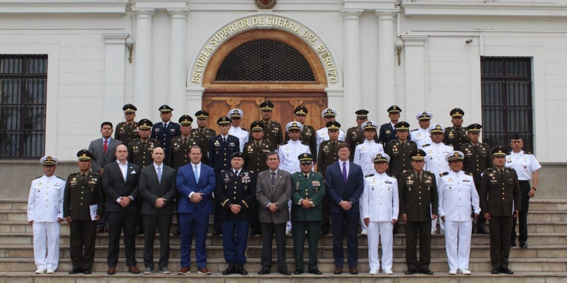 Ceremonia de clausura del curso de Liderazgo dirigido al personal de Técnicos de las FFAA