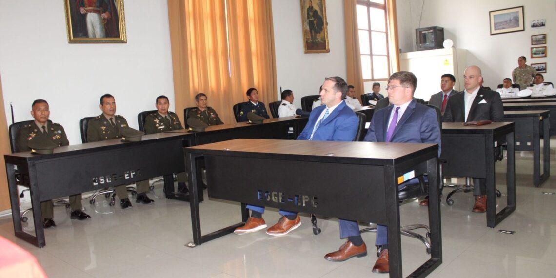 Ceremonia de clausura del curso de Liderazgo dirigido al personal de Técnicos de las FFAA