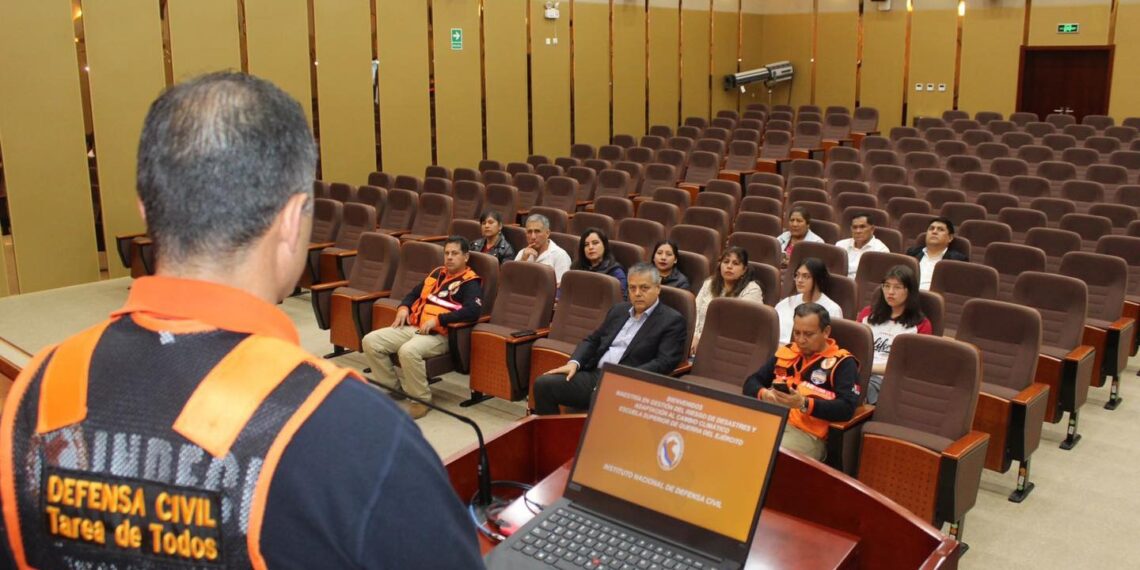 Visita de estudio de los alumnos de la I Maestría de Gestión de Riesgo de Desastres y Adaptación al cambio climático al Centro de Operaciones de Emergencia Nacional (COEN)
