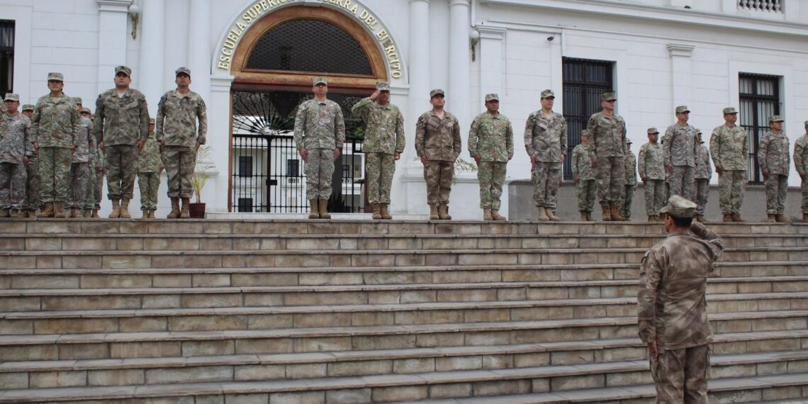 Ceremonia de izamiento del Pabellón Nacional con motivo de la conmemoración del 202 aniversario de creación de la Marina de Guerra del Perú y el 144 aniversario del Combate Naval de Angamos