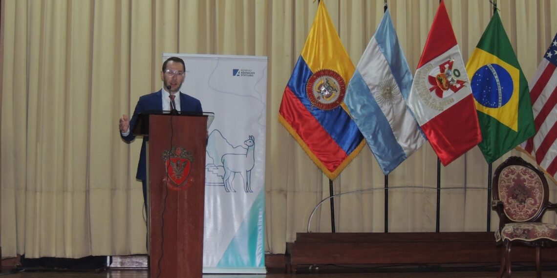 Conferencia magistral “La guerra Rusa contra Ucrania: Un desafío a la comunidad internacional”