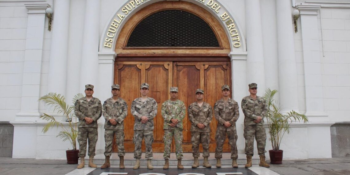 Ceremonia de izamiento del Pabellón Nacional con motivo de la conmemoración del 202 aniversario de creación de la Marina de Guerra del Perú y el 144 aniversario del Combate Naval de Angamos