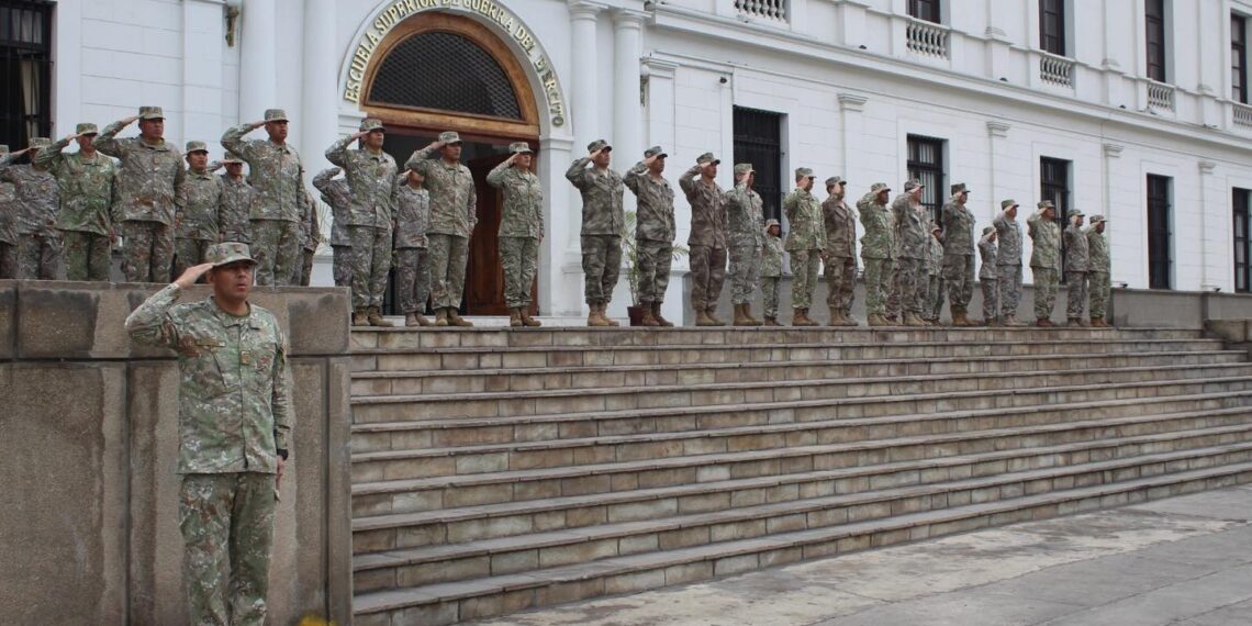 Ceremonia de izamiento del Pabellón Nacional con motivo de la conmemoración del 202 aniversario de creación de la Marina de Guerra del Perú y el 144 aniversario del Combate Naval de Angamos