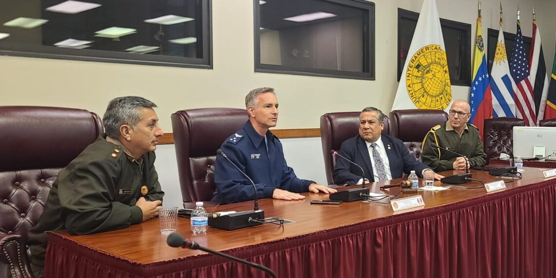 Oficiales alumnos del Programa de Alto Mando del Ejército conducido por la ESGE-EPG, sostuvieron reunión con el Embajador del Perú ante la OEA, en Washington (EEUU)