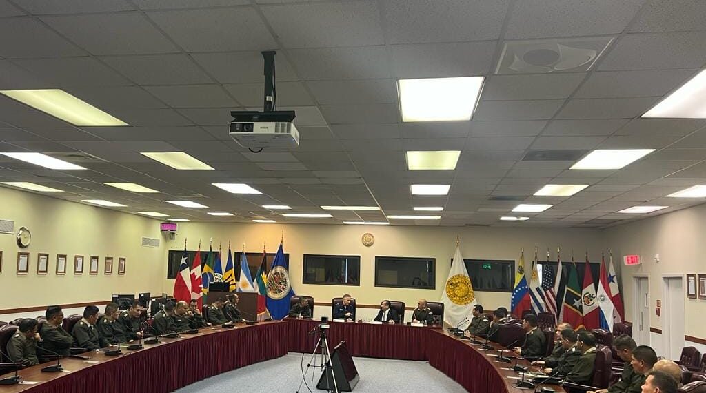 Oficiales alumnos del Programa de Alto Mando del Ejército conducido por la ESGE-EPG, sostuvieron reunión con el Embajador del Perú ante la OEA, en Washington (EEUU)