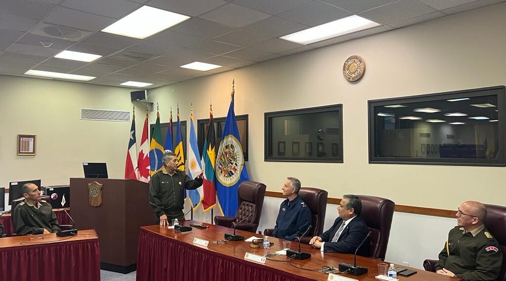 Oficiales alumnos del Programa de Alto Mando del Ejército conducido por la ESGE-EPG, sostuvieron reunión con el Embajador del Perú ante la OEA, en Washington (EEUU)