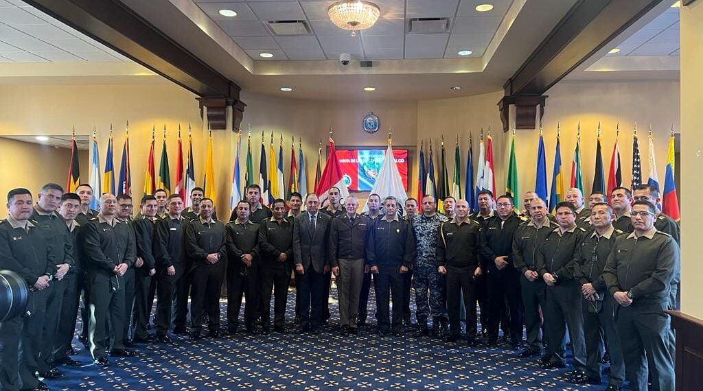 Durante su estadía en los EEUU, los oficiales alumnos del Programa de Alto Mando del Ejército visitaron el Centro Perry y el Colegio Interamericano de Defensa.