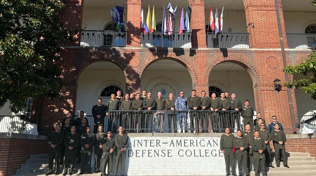 Durante su estadía en los EEUU, los oficiales alumnos del Programa de Alto Mando del Ejército visitaron el Centro Perry y el Colegio Interamericano de Defensa.