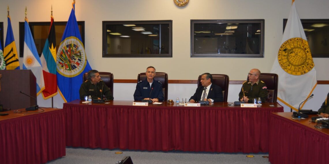 Oficiales alumnos del Programa de Alto Mando del Ejército conducido por la ESGE-EPG, sostuvieron reunión con el Embajador del Perú ante la OEA, en Washington (EEUU)