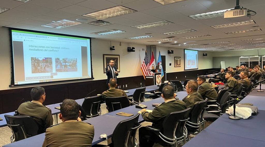 Durante su estadía en los EEUU, los oficiales alumnos del Programa de Alto Mando del Ejército visitaron el Centro Perry y el Colegio Interamericano de Defensa.