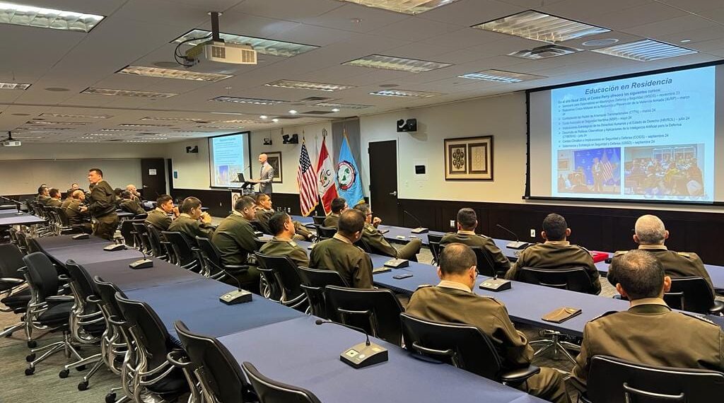 Durante su estadía en los EEUU, los oficiales alumnos del Programa de Alto Mando del Ejército visitaron el Centro Perry y el Colegio Interamericano de Defensa.