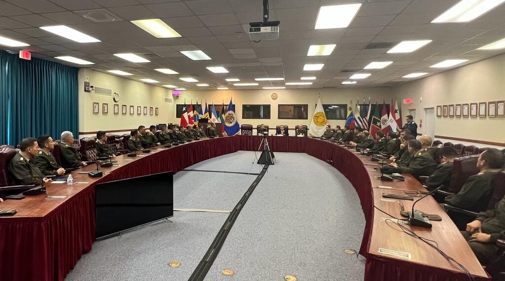 Oficiales alumnos del Programa de Alto Mando del Ejército conducido por la ESGE-EPG, sostuvieron reunión con el Embajador del Perú ante la OEA, en Washington (EEUU)