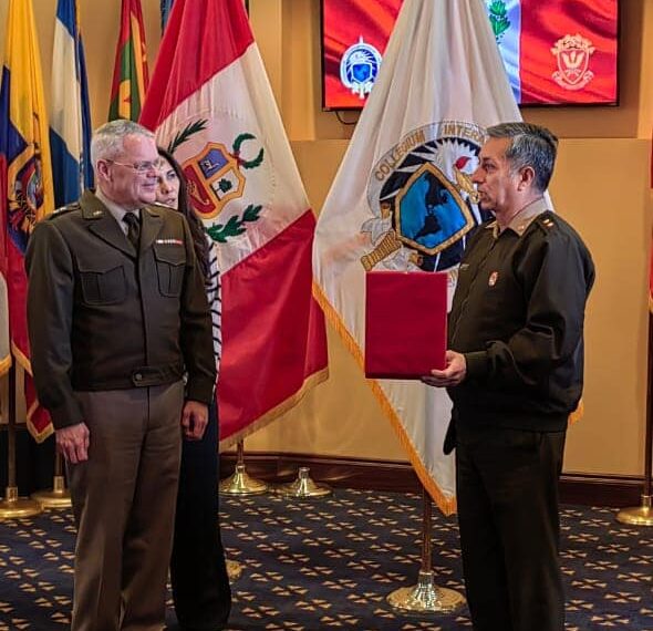 Durante su estadía en los EEUU, los oficiales alumnos del Programa de Alto Mando del Ejército visitaron el Centro Perry y el Colegio Interamericano de Defensa.