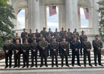 Alumnos del Programa de Alto Mando del Ejército visita el visitaron el cementerio de Arlington – Washintong
