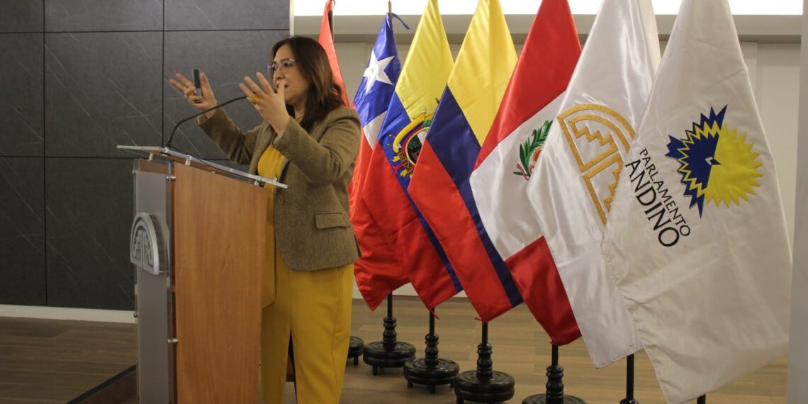 Los oficiales alumnos del Programa de Alto Mando del Ejército realizaron una visita de estudios a las instalaciones del Parlamento Andino.