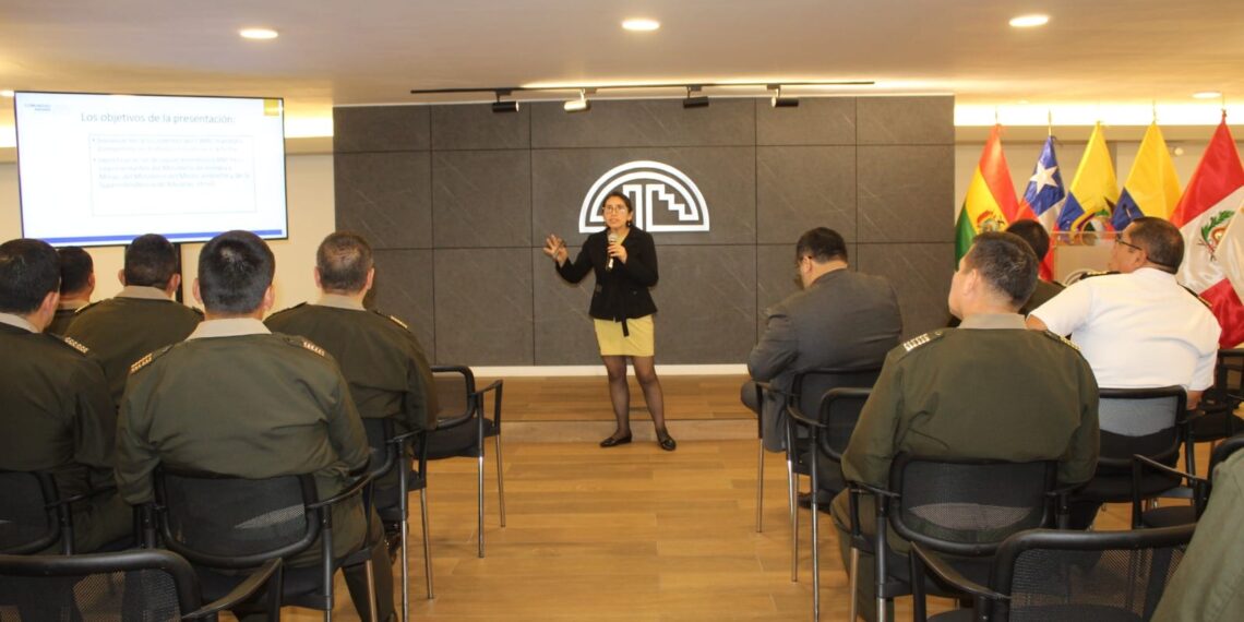 Los oficiales alumnos del Programa de Alto Mando del Ejército realizaron una visita de estudios a las instalaciones del Parlamento Andino.