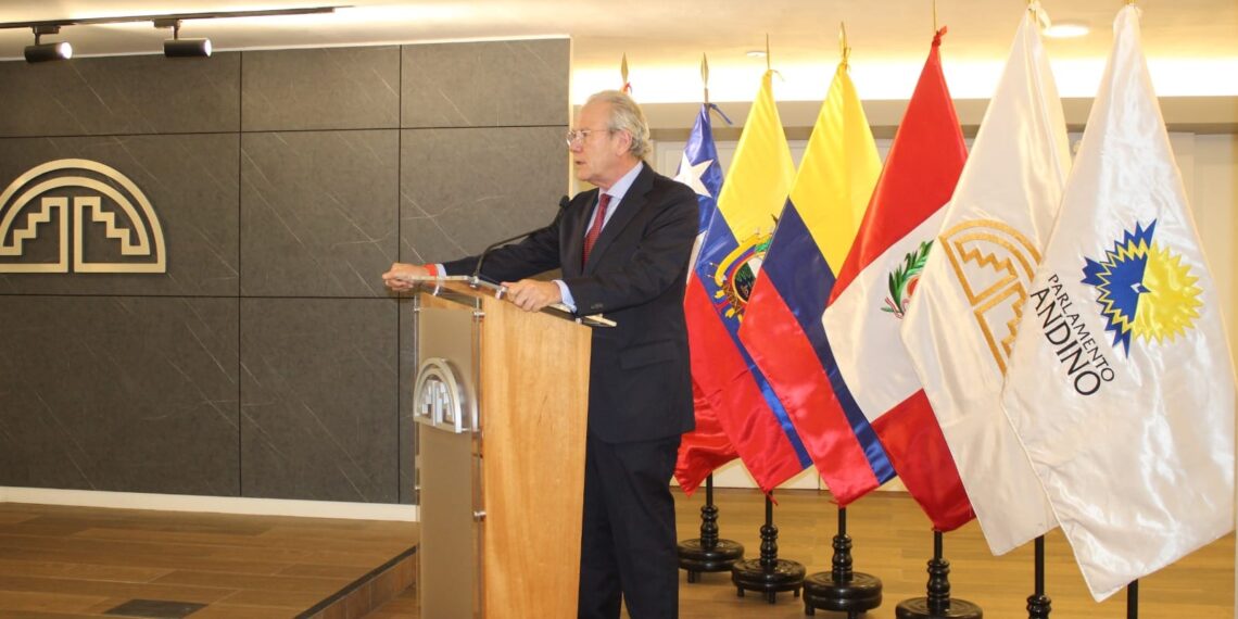 Los oficiales alumnos del Programa de Alto Mando del Ejército realizaron una visita de estudios a las instalaciones del Parlamento Andino.