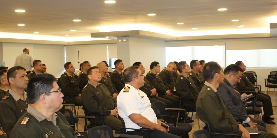 Los oficiales alumnos del Programa de Alto Mando del Ejército realizaron una visita de estudios a las instalaciones del Parlamento Andino.