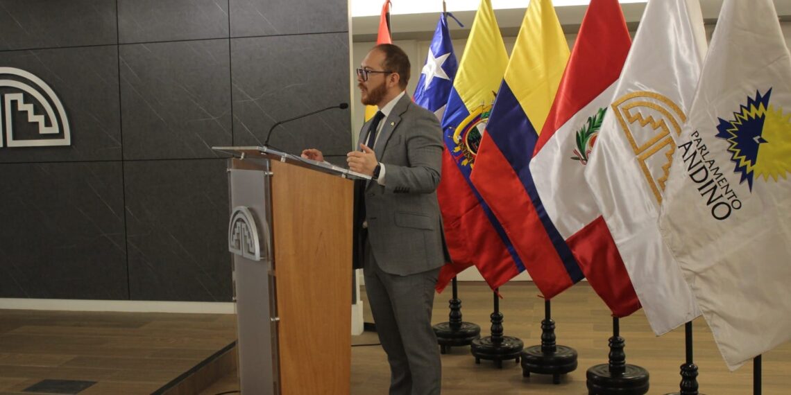 Los oficiales alumnos del Programa de Alto Mando del Ejército realizaron una visita de estudios a las instalaciones del Parlamento Andino.