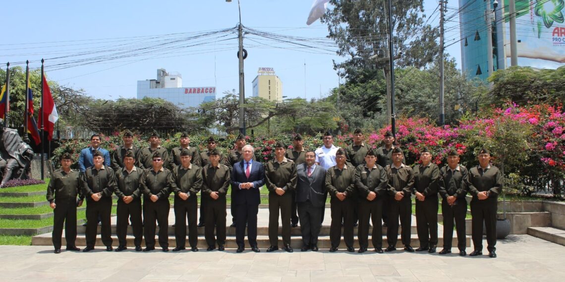 Los oficiales alumnos del Programa de Alto Mando del Ejército realizaron una visita de estudios a las instalaciones del Parlamento Andino.