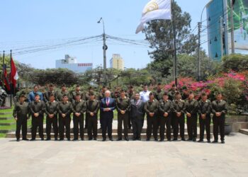 Los oficiales alumnos del Programa de Alto Mando del Ejército realizaron una visita de estudios a las instalaciones del Parlamento Andino.