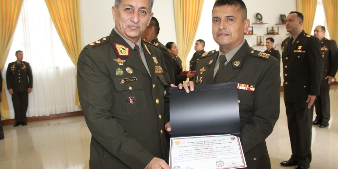 Oficiales alumnos del Módulo de Comando y Estado Mayor Conjunto participaron de su ceremonia de clausura.