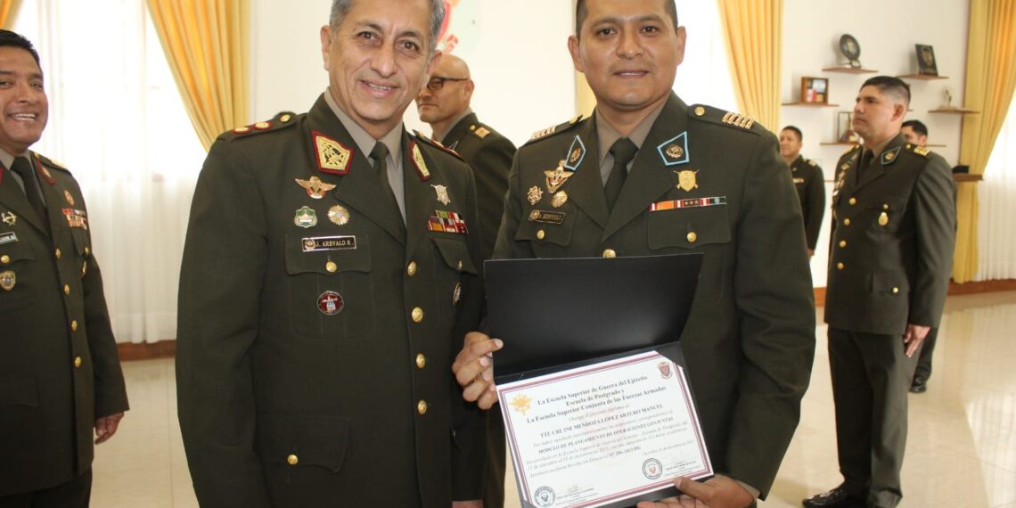 Oficiales alumnos del Módulo de Comando y Estado Mayor Conjunto participaron de su ceremonia de clausura.