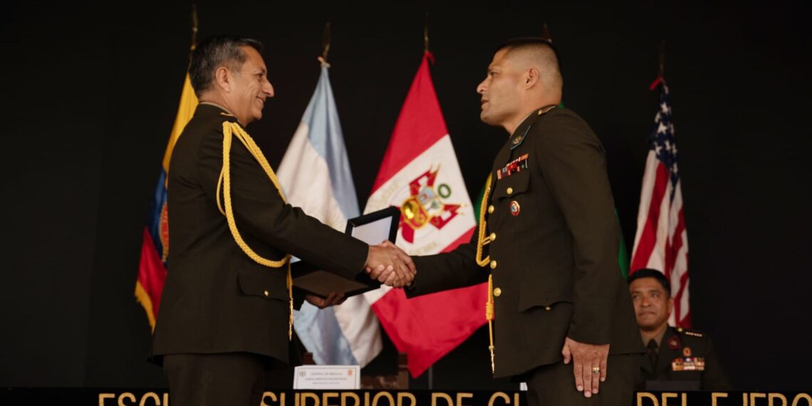 La ESGE – EPG realizó el reconocimiento al docente más destacado de la XI y XII Maestría en Ciencias Militares.