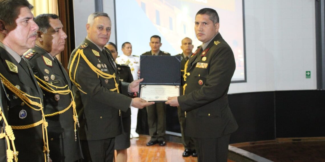Ceremonia de graduación del XIV Programa de Alto Mando del Ejército.