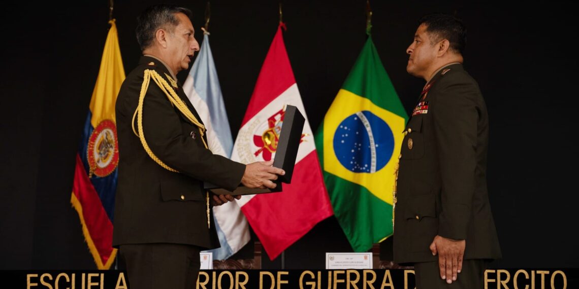 La ESGE – EPG realizó el reconocimiento al docente más destacado de la XI y XII Maestría en Ciencias Militares.