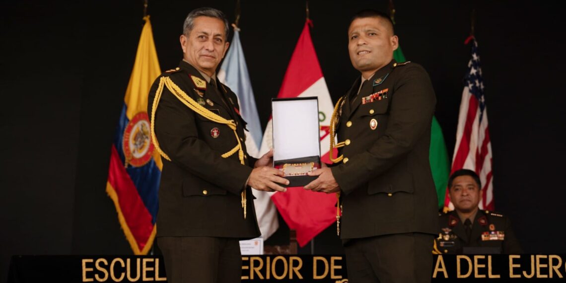 La ESGE – EPG realizó el reconocimiento al docente más destacado de la XI y XII Maestría en Ciencias Militares.