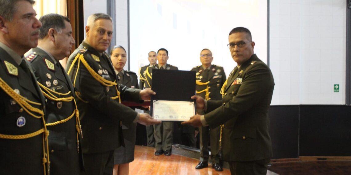 Ceremonia de graduación del XIV Programa de Alto Mando del Ejército.