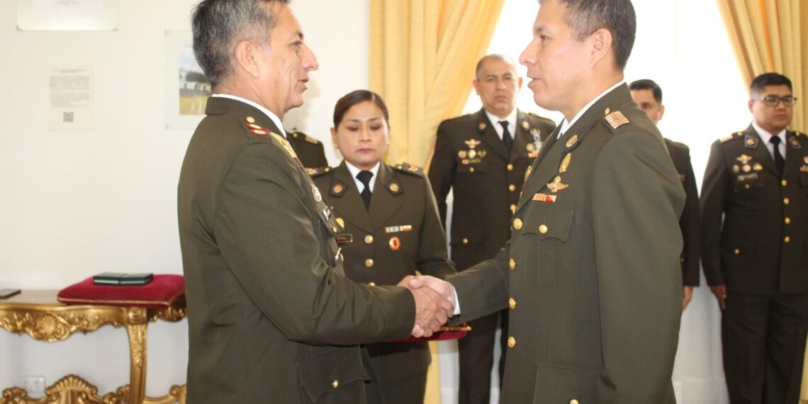 La Escuela Superior de Guerra del Ejército – Escuela de Postgrado(ESGE-EPG), este último jueves 28 de diciembre, en la sala de honor de esta casa de estudios, realizó la ceremonia de entrega de divisas, acto que simboliza el reconocimiento al personal de oficiales, quienes fueron designados a la noble labor de la investigación y enseñanza durante el segundo semestre del presente año.