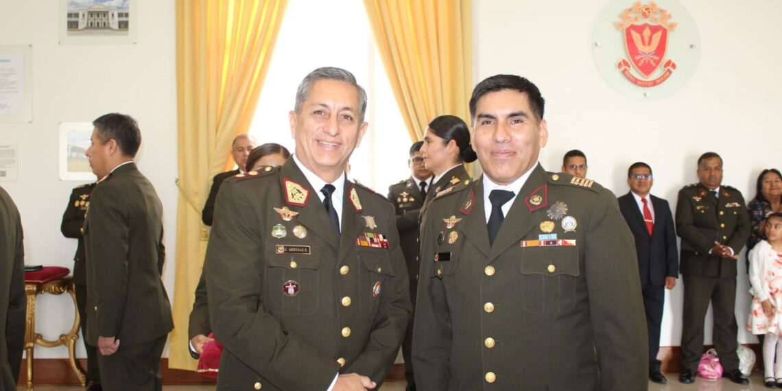 La Escuela Superior de Guerra del Ejército – Escuela de Postgrado(ESGE-EPG), este último jueves 28 de diciembre, en la sala de honor de esta casa de estudios, realizó la ceremonia de entrega de divisas, acto que simboliza el reconocimiento al personal de oficiales, quienes fueron designados a la noble labor de la investigación y enseñanza durante el segundo semestre del presente año.