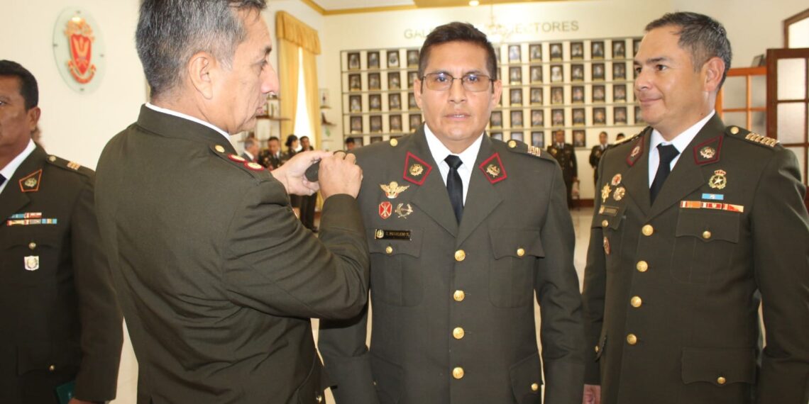 En reconocimiento por haber alcanzado el grado inmediato superior, la Escuela Superior de Guerra del Ejército – Escuela de Postgrado, realizó la tradicional ceremonia de imposición de galones al personal militar ascendido con fecha 01 de enero del 2024.