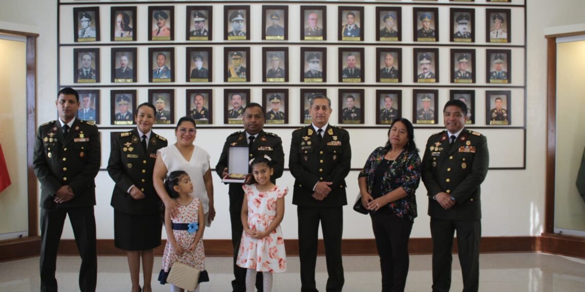 La Escuela Superior de Guerra del Ejército – Escuela de Postgrado, realizó una ceremonia de reconocimiento al Tco 2da Técnico en Mecánica Automotriz Walter Olazabal Aquino, por su pase a la situación militar de retiro, evento protocolar donde se le hizo entrega de una placa recordatoria.