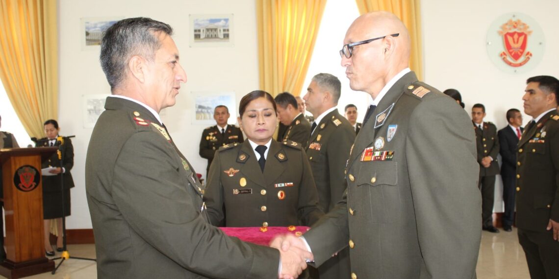 La Escuela Superior de Guerra del Ejército – Escuela de Postgrado(ESGE-EPG), este último jueves 28 de diciembre, en la sala de honor de esta casa de estudios, realizó la ceremonia de entrega de divisas, acto que simboliza el reconocimiento al personal de oficiales, quienes fueron designados a la noble labor de la investigación y enseñanza durante el segundo semestre del presente año.